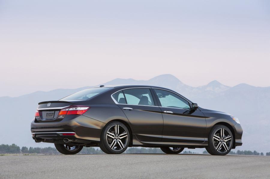  Honda Accord Touring 2016 года  (US) (фото 23 из 33)